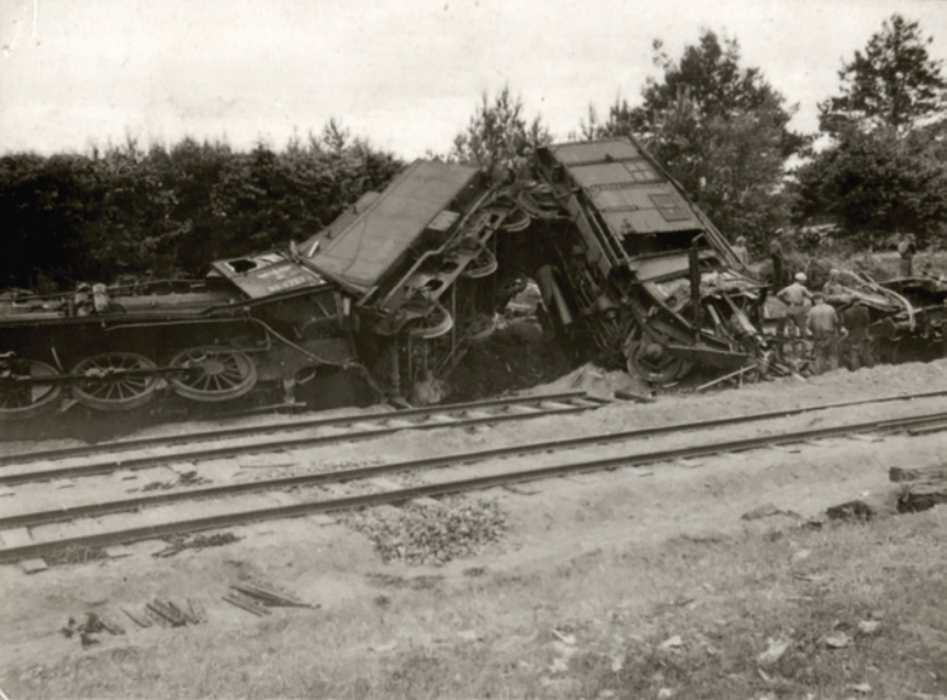 Автор - В. Н. Лупейко. Вражеский эшелон, спущенный под откос партизанами Белоруссии (1943-1944).