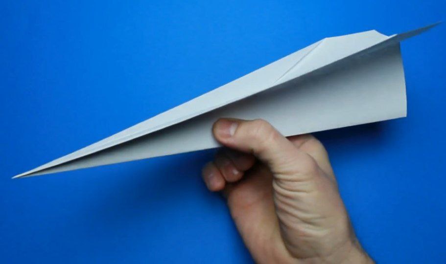 Оригами для начинающих: как сделать бумажный самолетик.