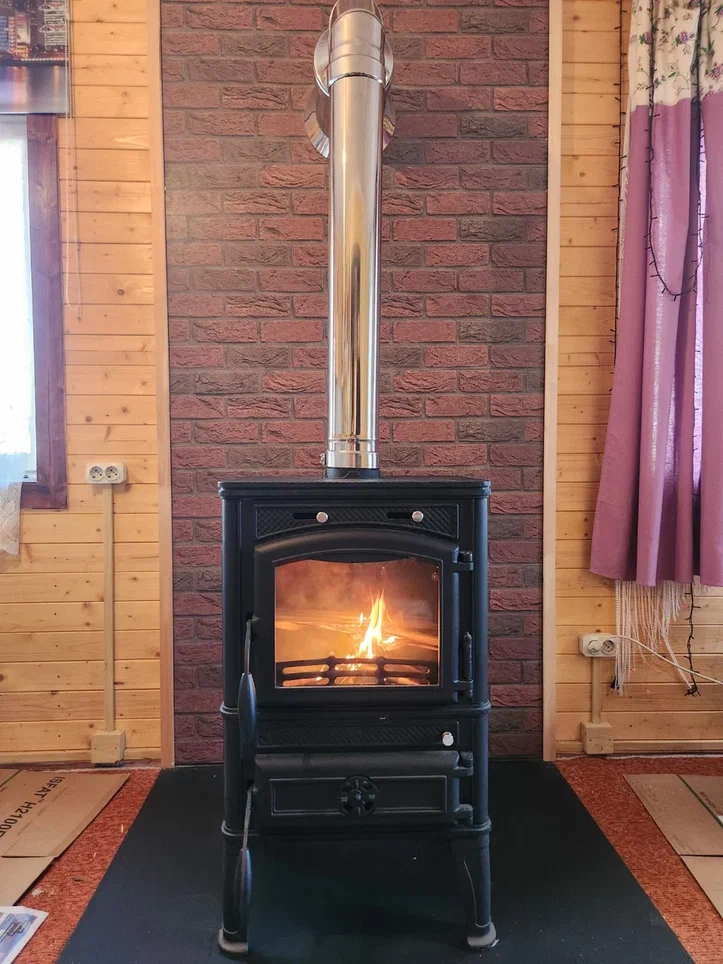Чугунная печь-камин ГУЧА ЛАВА, в небольшом частном доме где-то на окраине Москвы