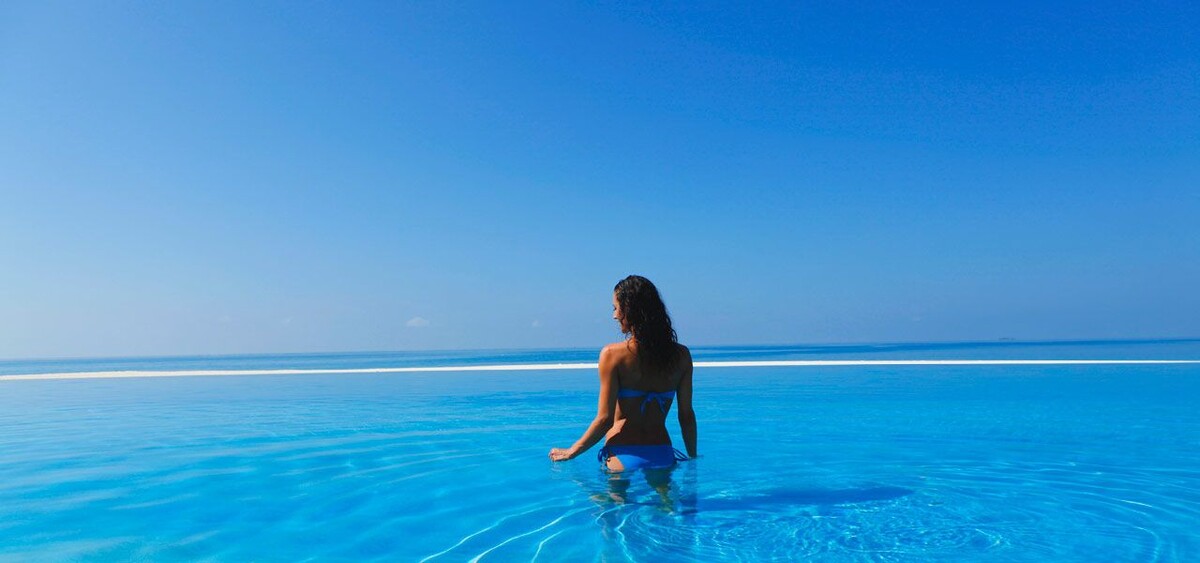 стройная красивая брюнетка (фото из интернета)