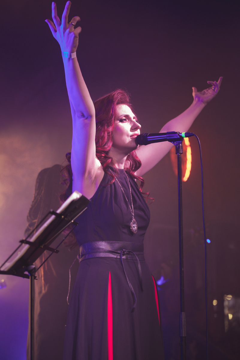 Крис Баррет (Людмила Мешкова) - вокал, автор песен. Группа Felidae