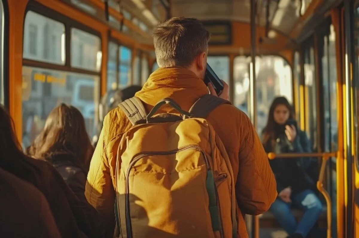    Стоит и смотрит: подозрительного мужчину заметили у школы в Волгограде