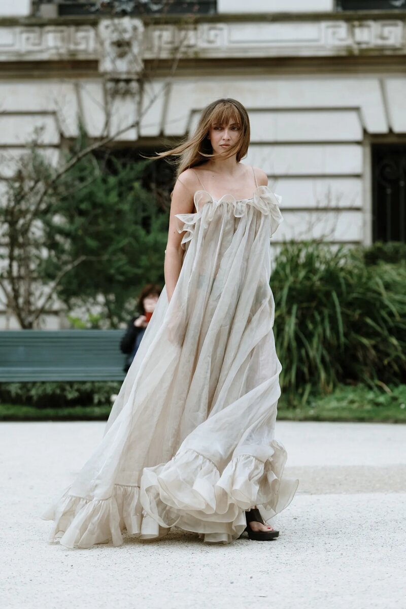 Платья в стиле бохо-шик — самый сильный (и простой) тренд весны 2025 года