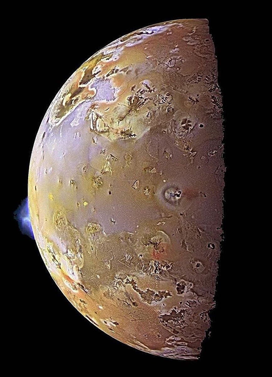 Изображение шлейфов над поверхностью Ио, полученное космическим аппаратом NASA Galileo в июне 1997 года.    
 Источник: NASA / JPL / University of Arizona  📷
