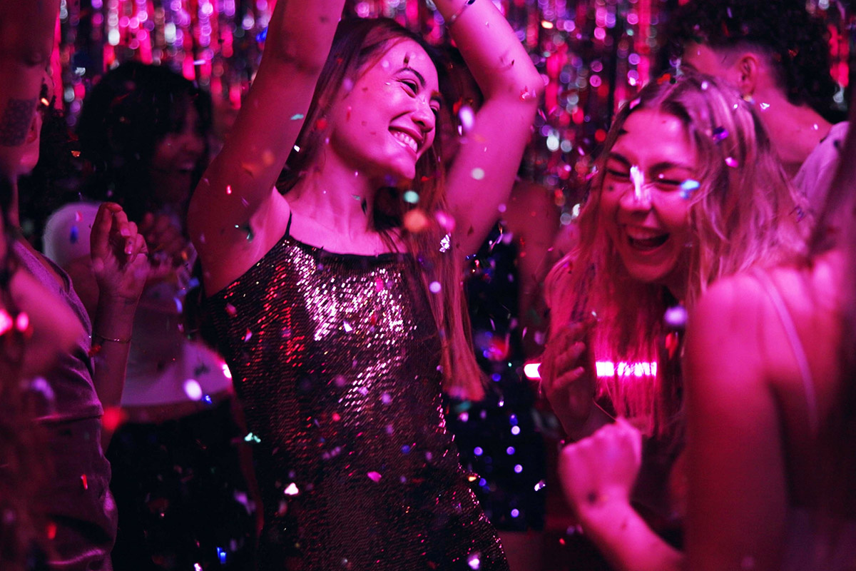    Бальные платья уходят в прошлое. В моде — стильный минимализм. Источник: Shutterstock