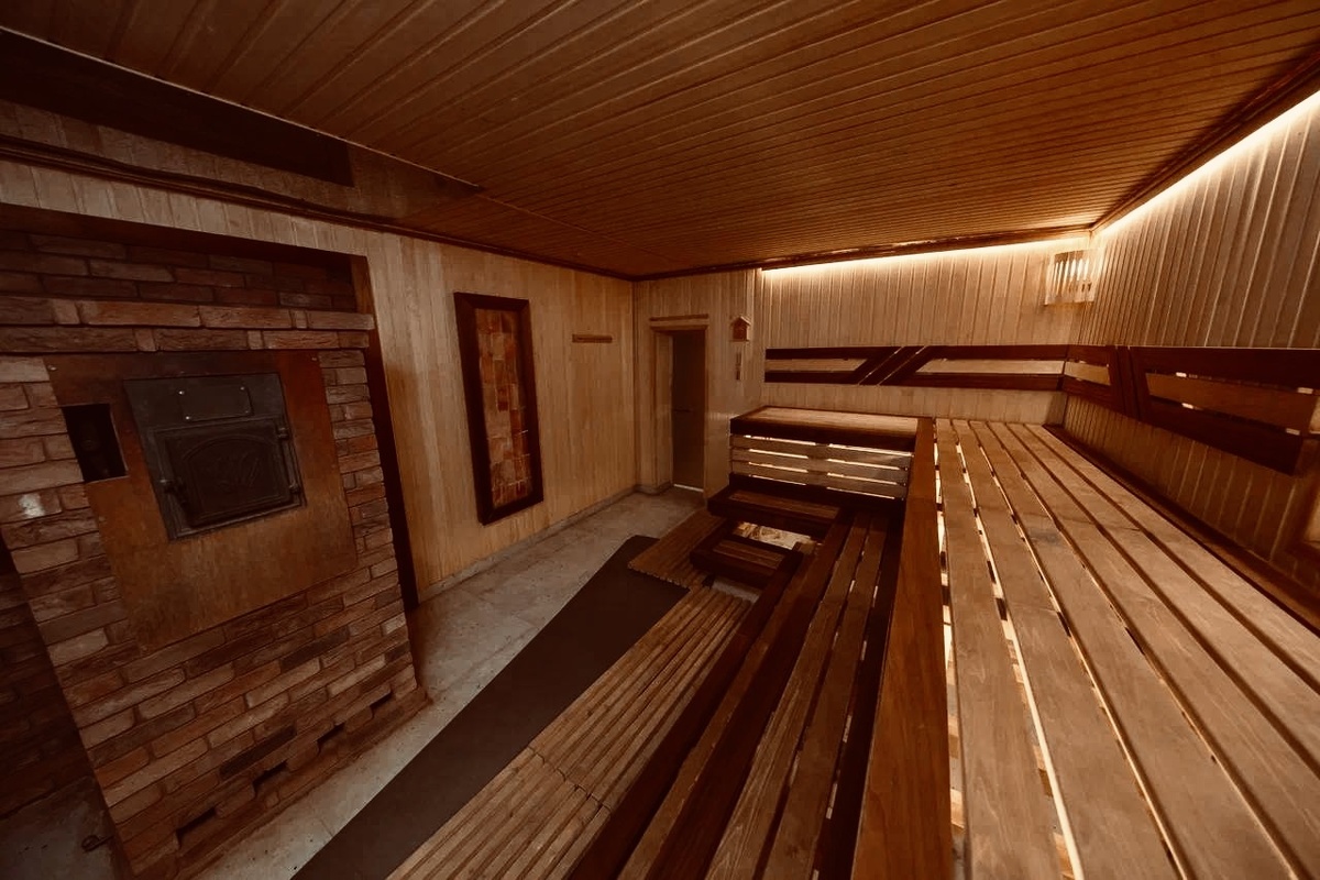 Просторная, уютная, из добротного дерева.