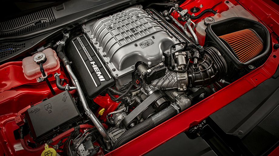 Под капотом Challenger SRT Demon 170 установлен не 7,0-литровый мотор Hellephant, а доработанный по схожему рецепту компрессорный 6,2-литровый V8 HEMI: при работе на топливе Е85 (15% бензина, 85% этанола) он выдаёт максимальные 1039 л.с. при 6500 об/мин и 1281 Нм при 4200 об/мин. При работе на топливе Е10 (90% бензина, 10% этанола) отдача снижается до 912 л.с. и 1098 Нм, но это всё равно больше, чем было у Демона образца 2017 года (852 л.с. и 1044 Нм). На щитке приборов есть индикатор, показывающий процент этанола в топливе, полная отдача доступна, если этанола более 65%. К двигателю пристыкован усиленный 8-ступенчатый гидромеханический «автомат», все компоненты трансмиссии тоже усилены — кардан, полуоси, подшипники, дифференциал. Подвеска с регулируемыми амортизаторами Bilstein оптимизирована для дрэг-рейсинга (установлены относительно «мягкие» пружины и стабилизаторы поперечной устойчивости), спереди установлены облегчённые тормозные механизмы Brembo. Колёса — алюминиевые либо композитные (алюминиевая ступица, углепластиковый обод), шины — относительно высокопрофильные Mickey Thompson ET Street размерности 245/55 R 18 спереди и 315/50 R 17 сзади. Минимальная цена Dodge Challenger SRT Demon 170 составляет 96 666 долларов без доставки, за счёт опций она может быть значительно увеличена: можно, например, вместо стандартного салона с единственным обитым тканью креслом водителя выбрать «полный фарш» с кожаной отделкой и крутой аудиосистемой Harman Kardon с 18 громкоговорителями. Для хранения машины есть фирменный тканевый чехол с нарисованными на нём эмблемами Демона, окнами, светотехникой и выхлопными трубами