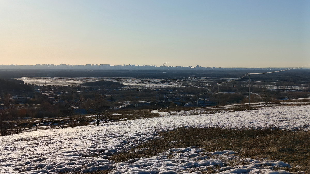 Вид на село Торновое с места, где мы надели лыжи. Фото моё. Март 2025.