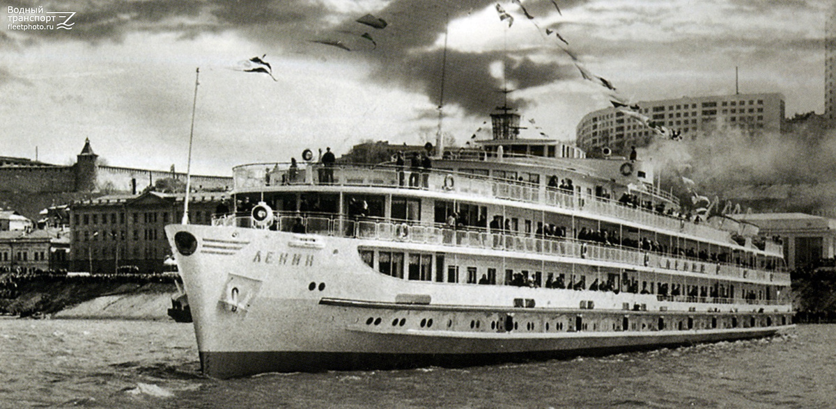 Дизель-электроход "Ленин" (проект 20). Фото с сайта www.fleetphoto.ru