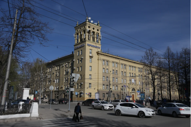 Акционерное общество «Пермэнерго» было создано в ходе акционирования 1992 года и являлось крупнейшей энергокомпанией Пермского края. В состав общества входило свыше 30 филиалов, в том числе в качестве филиалов 13 тепловых и одна гидравлическая электростанция, а также девять предприятий электрических и тепловых сетей. Основным акционером «Пермэнерго» было государственное РАО «ЕЭС России». В начале «нулевых», после скупки акций, миноритарием пермских энергетиков стали «Комплексные энергетические системы» (КЭС) российского бизнесмена Виктора Вексельберга. На фото: центральный офис «Пермэнерго» в Перми