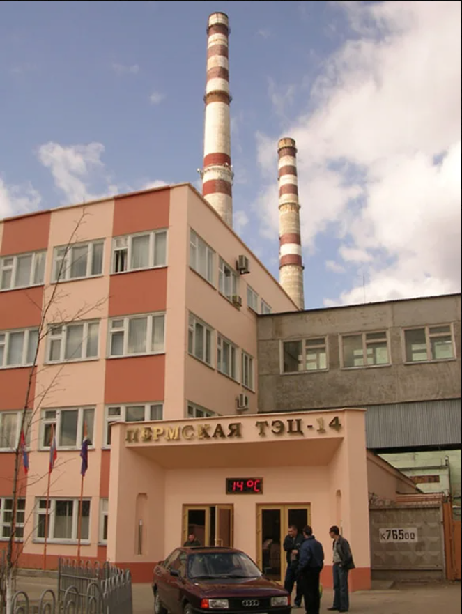 В начале нулевых государство утвердило план о реформировании РАО «ЕЭС России». Региональные ТЭЦ планировалось выделить в 14 территориальных генкомпаний (ТГК), большие крупные ГРЭС — в оптовые генерирующие компании (ОГК). Сети оставались государственными. В отдельные общества выделялись сбытовые и сервисные направления, им тоже предстояло стать частными. Суть реформы — создать конкуренцию среди производителей электричества. На фото: пермская ТЭЦ-14, 2004 год