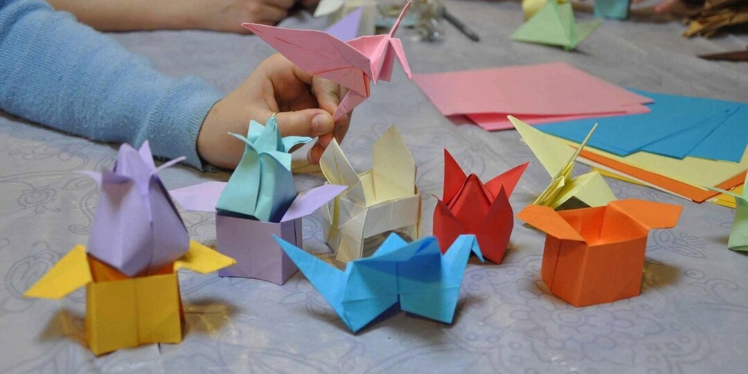 Не знаете, чем заняться на пенсии? Оригами — это хобби, которое точно вам подойдёт. Преимущества и недостатки оригами для пожилых людей.
