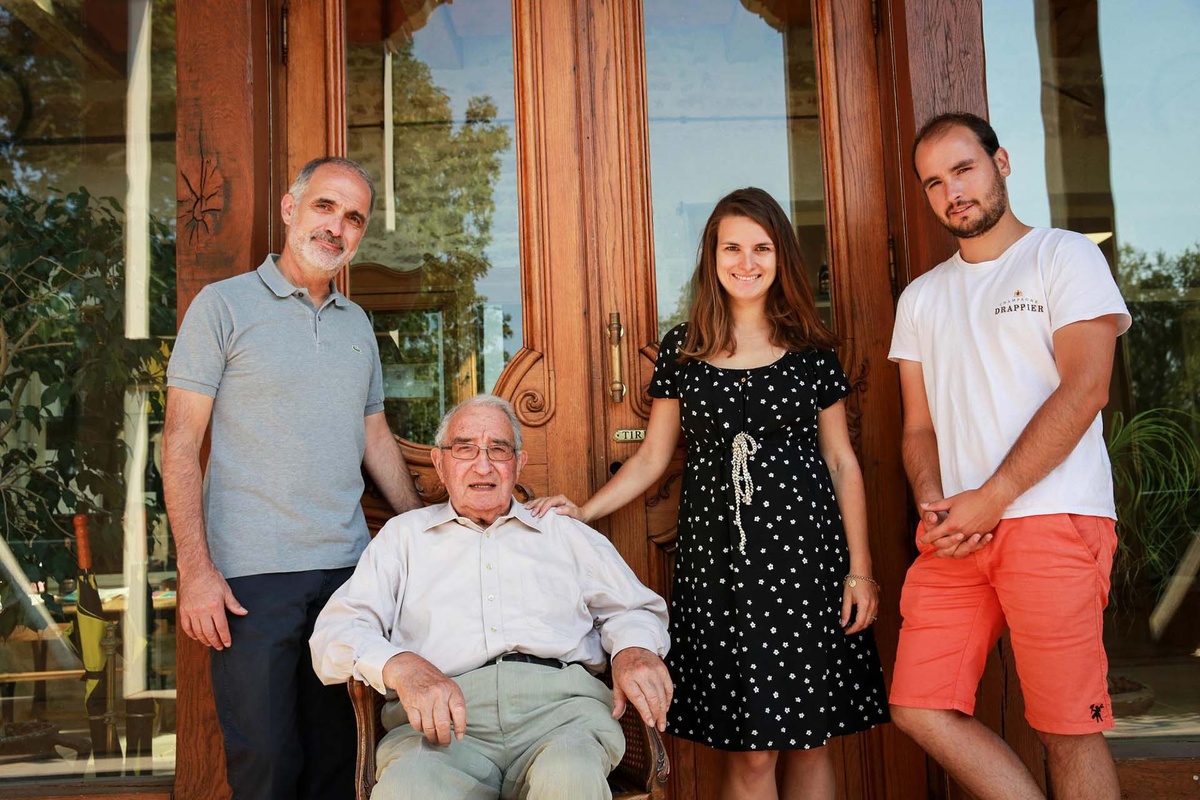    Андре Драпье (второй слева) с семьей