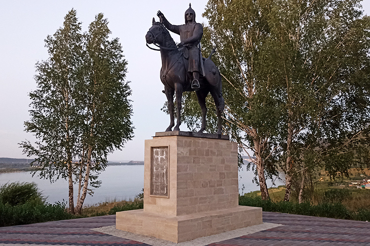    Арбитражный суд Самарской области постановил демонтировать памятник хану Котрагу, расположенный на горе Попова в селе Ширяево.   
Фото: Elias0207. Собственная работа, CC BY-SA 4.0, commons.wikimedia.org