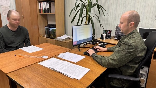 Обвиняемый из Брянска на допросе. Обложка © Telegram / Брянский Следком