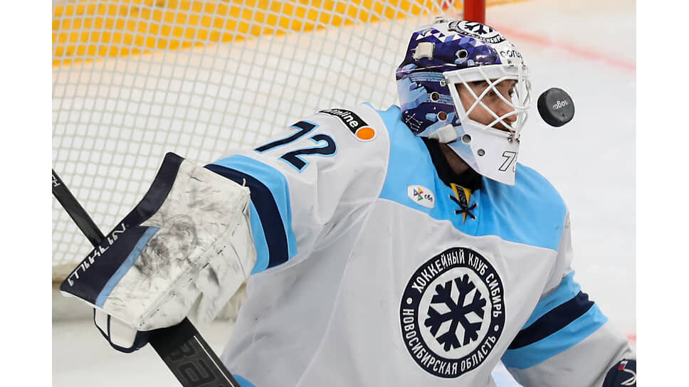 Вратарь команды «Сибирь» Денис Костин во время матча новосибирской хоккейной команды с московским «Витязем» на «Арене „Балашиха“» в Подмосковье.📷Фото: Екатерина Матюшина / Коммерсантъ