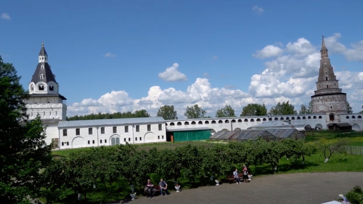 уютный монастырский сад обители 