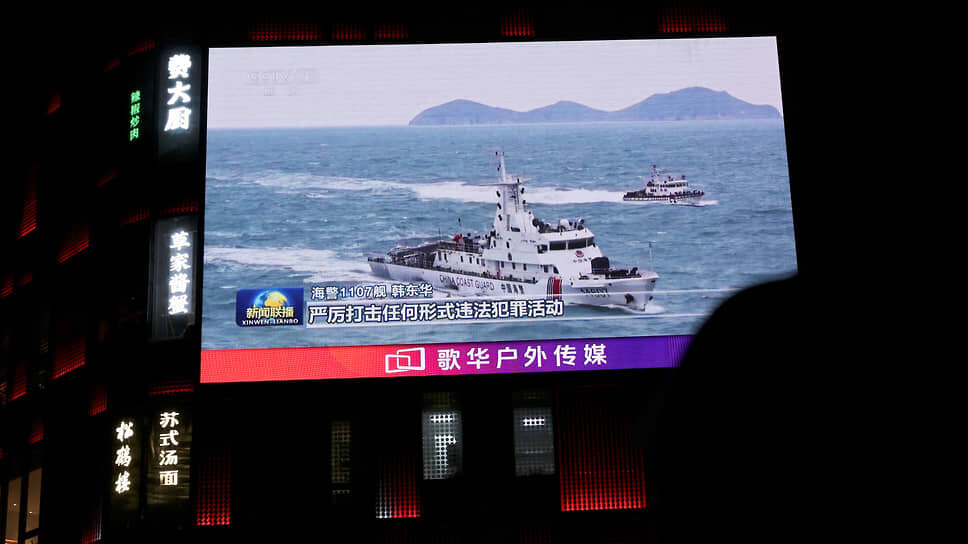 Экран, на котором виден корабль ВМС НОАК.📷Фото: Florence Lo / Reuters