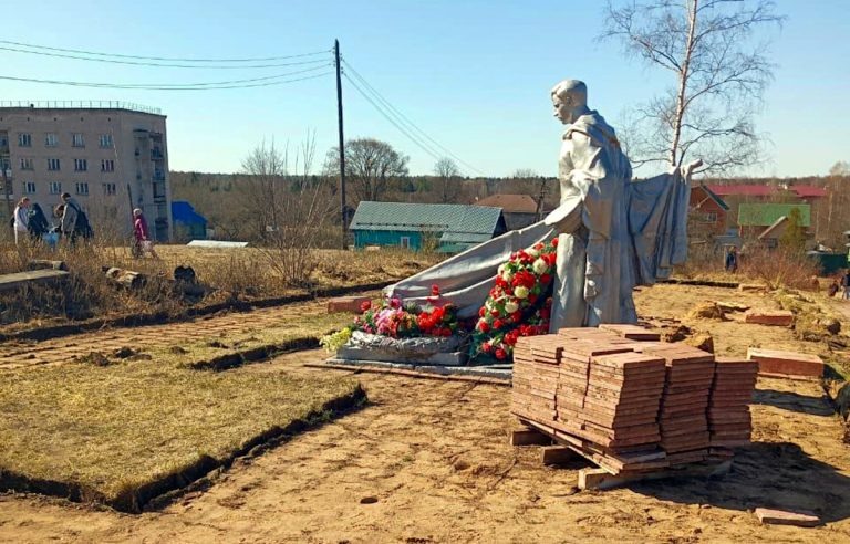    Воинское захоронение в деревне Калашниково Лихославльского округа