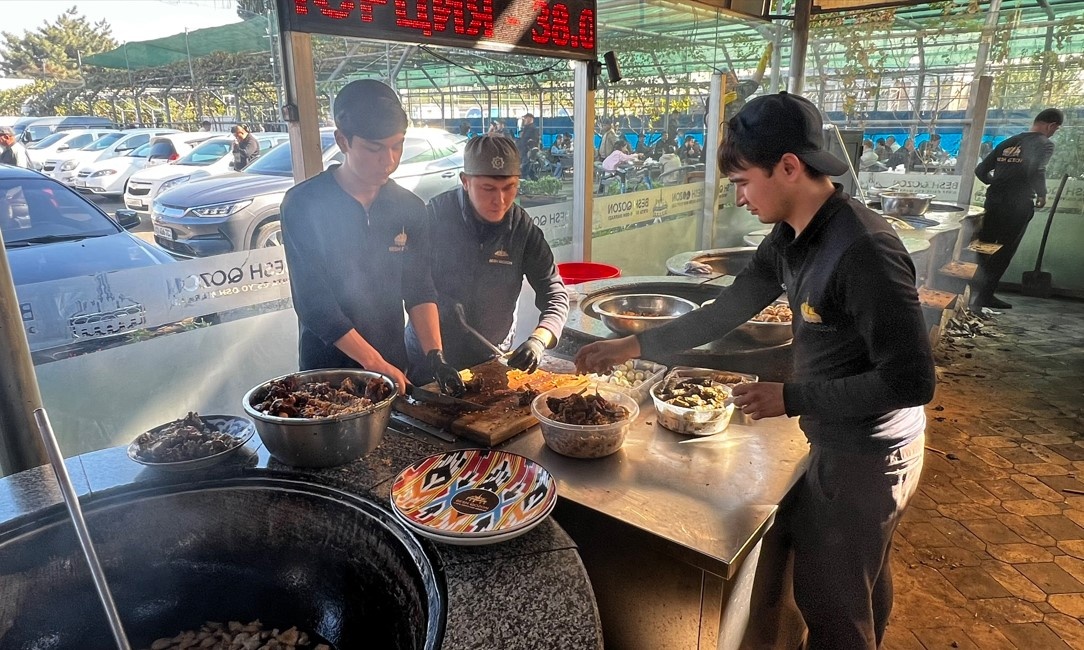 Повара собирают все ингредиенты перед подачей