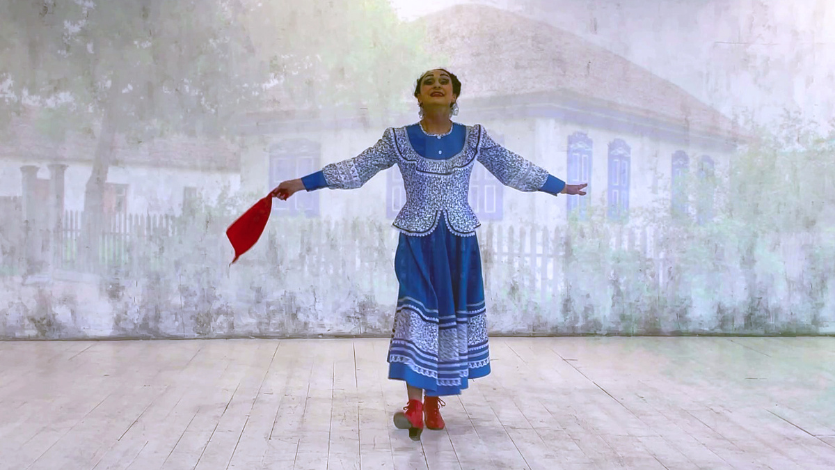 Кадр из видеоролика «Пчёлочка златая». Шуточный казачий танец в постановке Елены Морены и исполнении Qvarta Roma в студии Lampa 29 марта 2025 г.