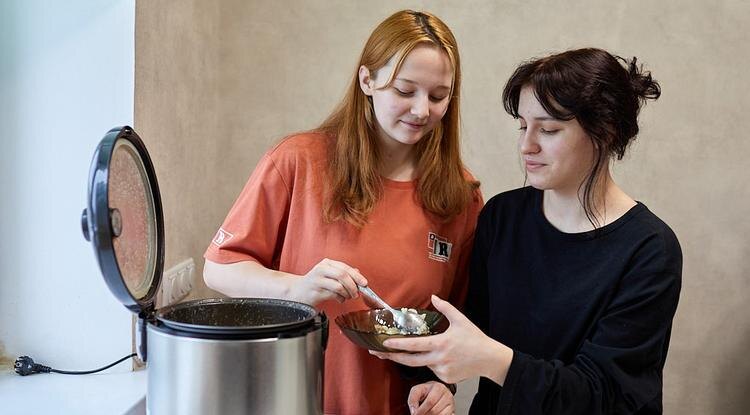 Настя и злата дегустируют плов, приготовленный своими руками Фото: Елена Журавлёва