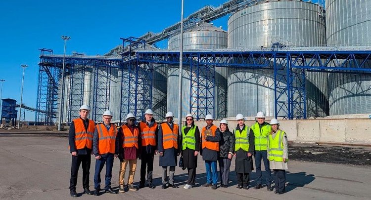    Делегация МСХ ЦАР посетила с зерновым визитом ЦОК АПК