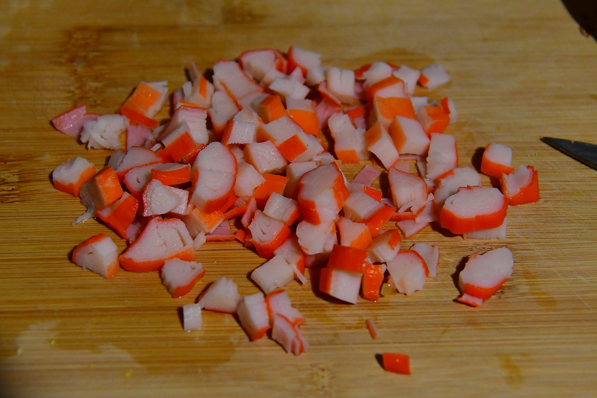 Крабовае палочки нарезаем кубиками