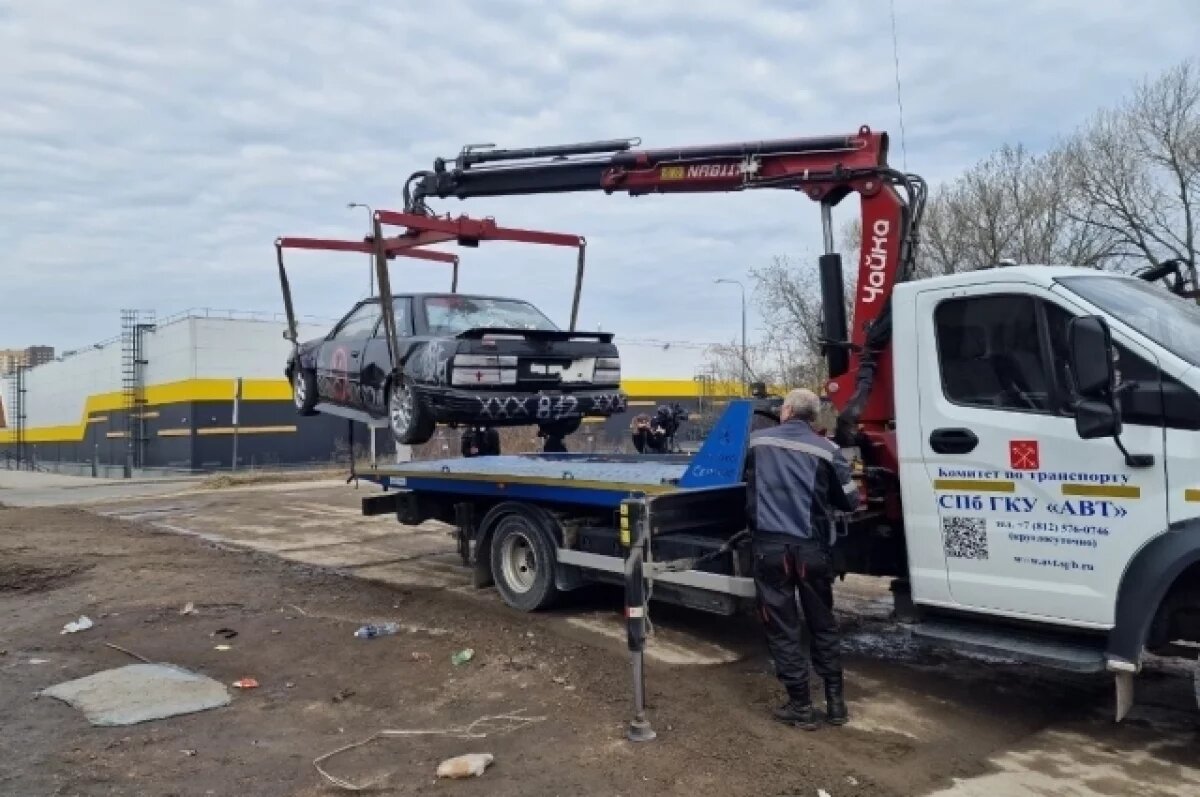    В Петербурге за 3 месяца эвакуировали свыше 220 брошенных авто
