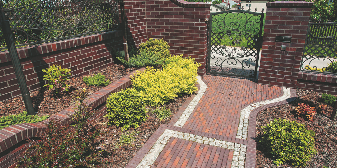 Входная группа, забор и убранство площадки перед домом. 15 хороших вариантов.