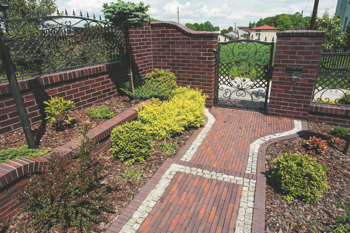 Красивое оформление входной группы к дому на участке.