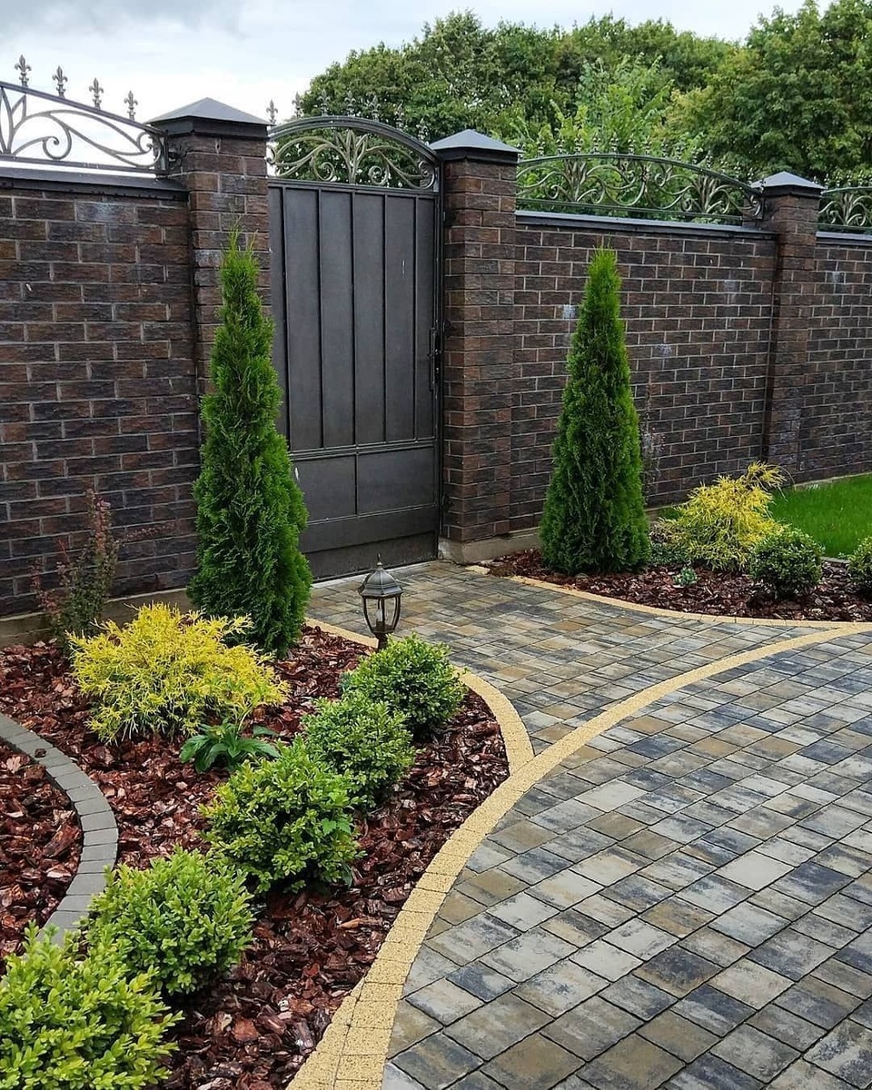 Красивое оформление входной группы к дому на участке.