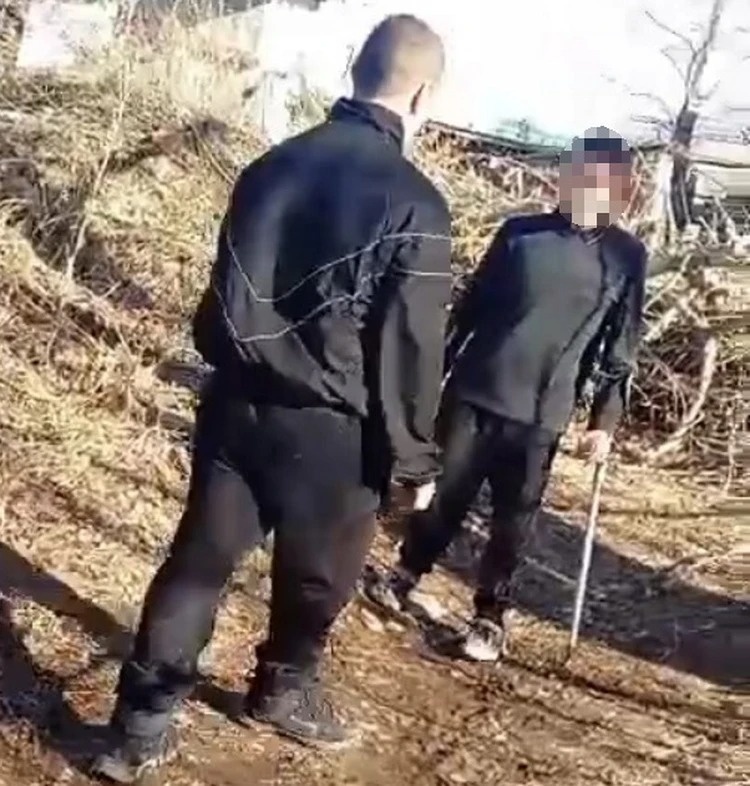 16-летнего подростка-инвалида побил его сверстник, причиной конфликта стал спор из-за девушки. Фото: скриншот видео