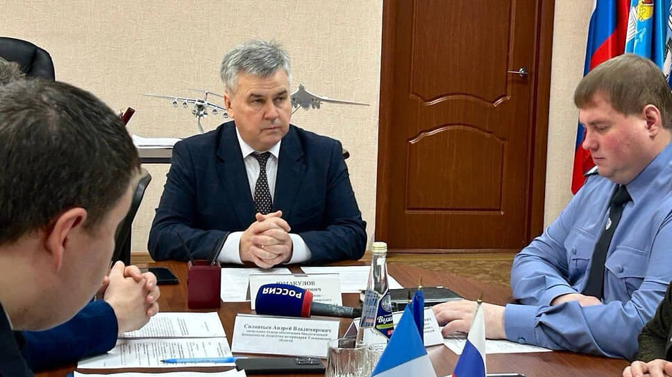 Наиль Юмакулов (в центре) считает, что "надо разбираться с подчиненными". .📷Фото: со страницы Наиля Юмакулова в VK