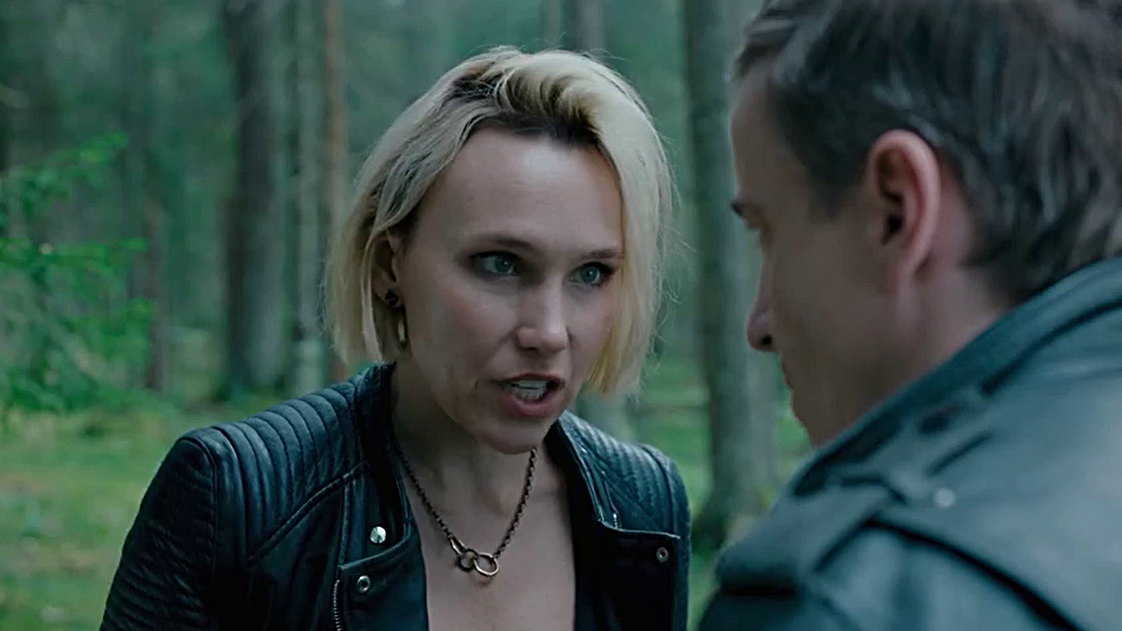 Лидия и Демидов выясняют отношения в лесу в сериале «Тайга»