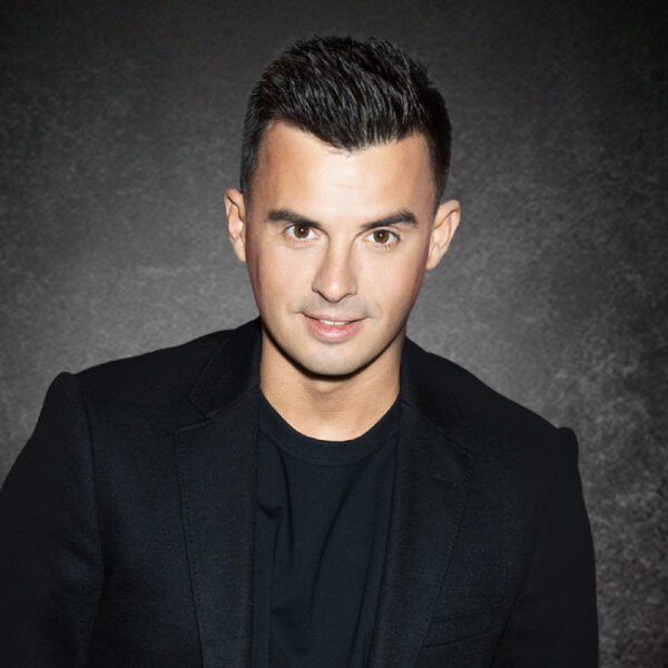 Кирилл Евгеньевич Туриченко — украинский и российский музыкант, певец и актёр. Солист группы «Иванушки International» с 2013 года. Полуфиналист 2 сезона шоу «Маска» на НТВ и шоу «Голос Украины. Новая История» на телеканале «1+1», финалист второго сезона шоу «Аватар». Участник шоу «Шоумаскгоон», «Фактор страха» и «Конфетка». Фото доступное в ресурсах интернета.