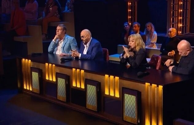 Три аккорда — судьи - российский музыкально-развлекательный конкурс, выходящий на «Первом канале». Проект охватывает всё многообразие жанров отечественной музыки, не скованной рамками поп-музыки, шансона, рок-эстрады и классики при этом пользующейся огромной народной популярностью. Выпуски шоу посвящены городскому романсу, авторской песне, кино шлягерам, кино, творчеству русской эмиграции и некоторым другим жанрам. Фото из доступных ресурсов интернета. Ведущий проекта — Максим Аверин