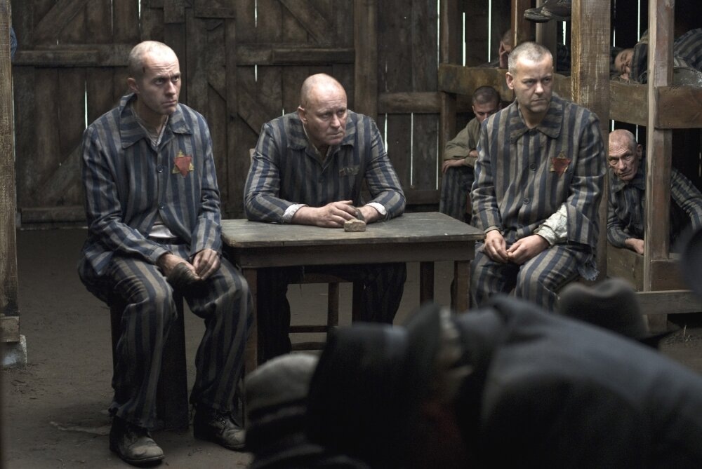 Кадр из фильма «Суд над Богом», режиссер Энди де Эммони