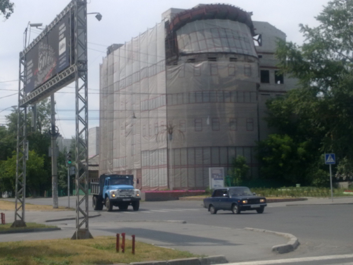 Строился, похоже, как здание торгового центра