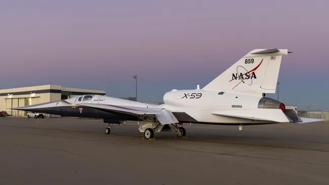     Сверхзвуковой самолёт NASA X-59 на взлётно-посадочной полосе завода Lockheed Martin Skunkworks в Палмдейле, Калифорния.    
 Изображение: Lockheed Martin Corporation / Gary Tice