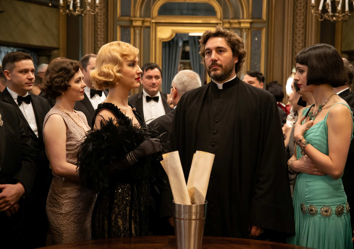 ИИ представляет героев романа так. Отец Федор в центре, слева Эллочка, справа Грицацуева (Знойная женщина — мечта поэта) 