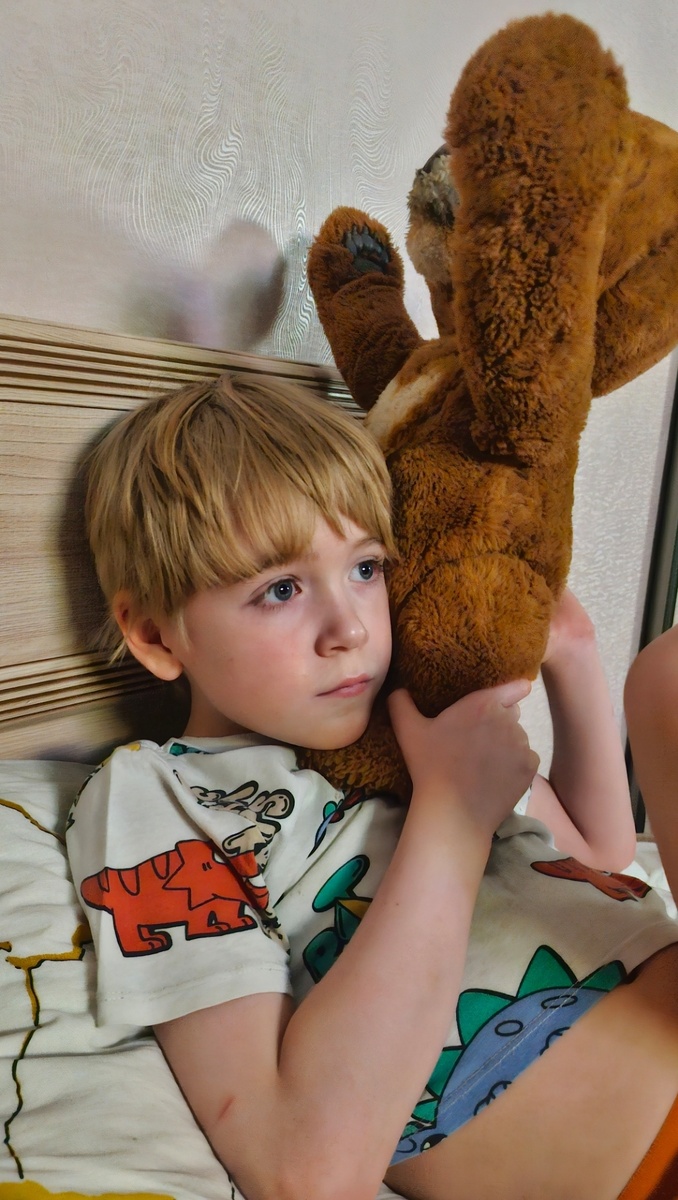 Перед сном слушает песни медведя❤️