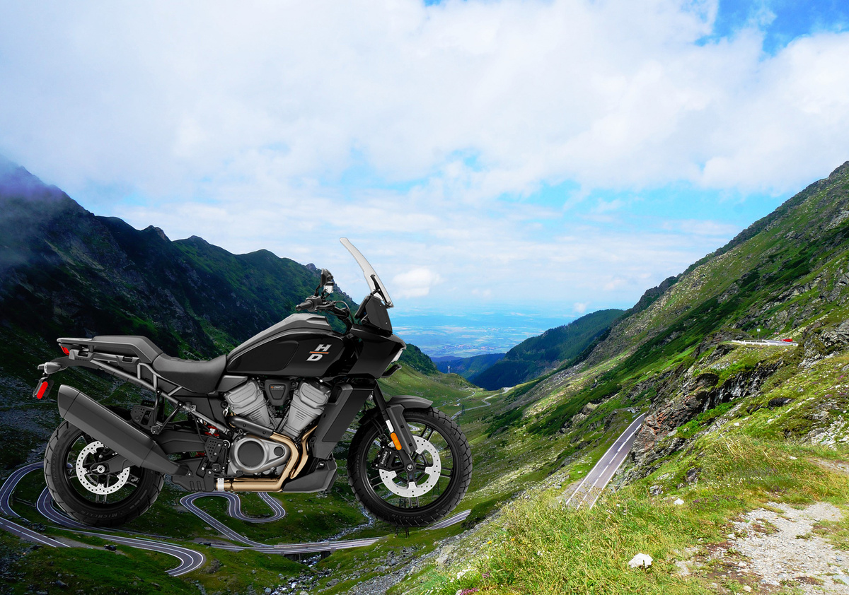 Причина постройки такой сумасшедшей трассы – страх. После вторжения войск стран Варшавского договора в Чехословакию в 1968 году, Чаушеску всерьёз опасался, что подобный сценарий может повториться и в отношении его собственного режима.