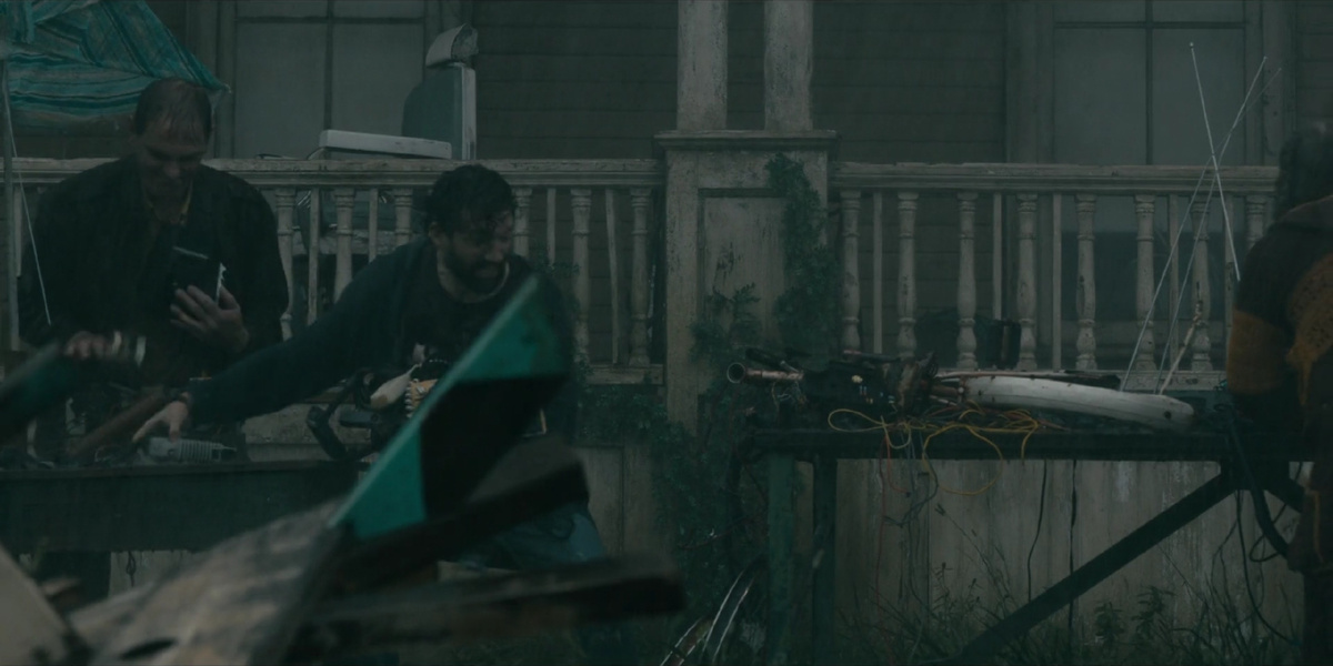 - Уважаемые актёры, я, как режиссёр, прошу вас отнестись серьёзнее к своей работе и перестать ржать в кадре