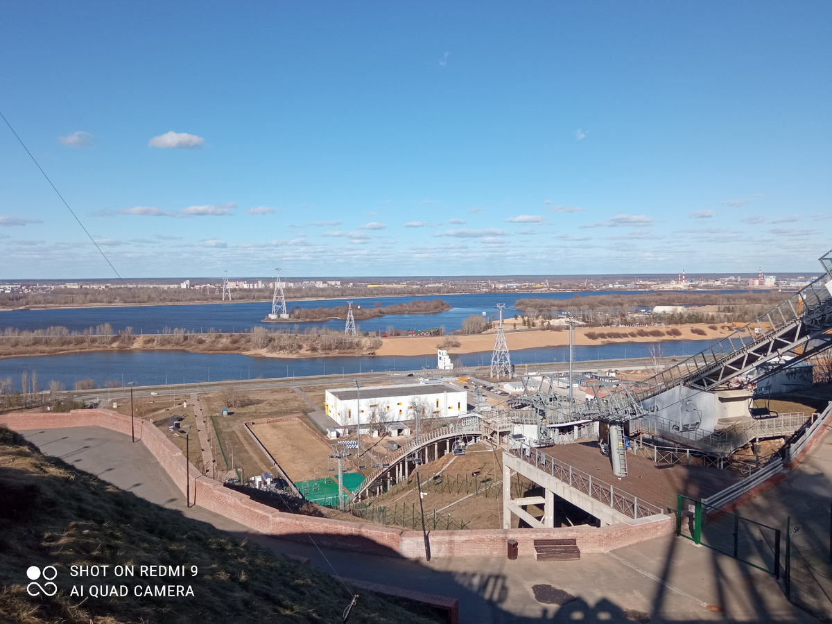 Вид на канатную дорогу с Верхне-Волжской набережной. Фото автора. 