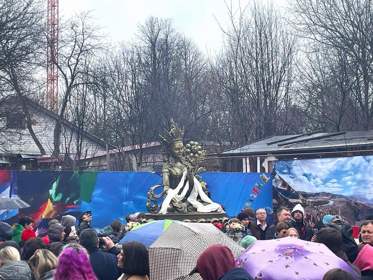    Белая Тара, согласно верованиям буддистов, дарит долгую счастливую жизнь и защищает от болезней