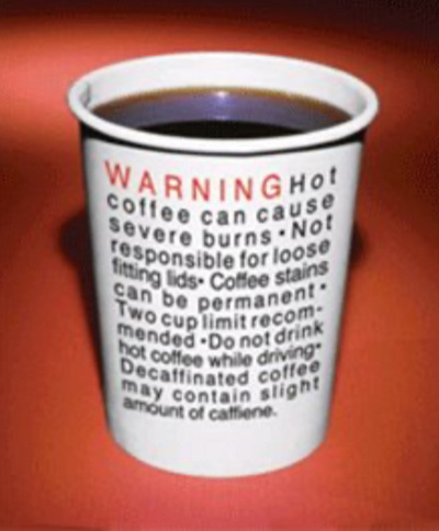 Так выглядит работа серьезной юридической службы предприятия общепита. Текст: ВНИМАНИЕ! Горячий кофе может вызвать тяжелые ожоги. Мы не отвечаем за неплотно прилегающие крышки. Пятна кофе могут не отстирываться. Рекомендуемое максимально допустимое количество кофе - 2 чашки. Не пейте горячий кофе за рулём. Декофеинезированный кофе может содержать небольшое количество кофеина. 