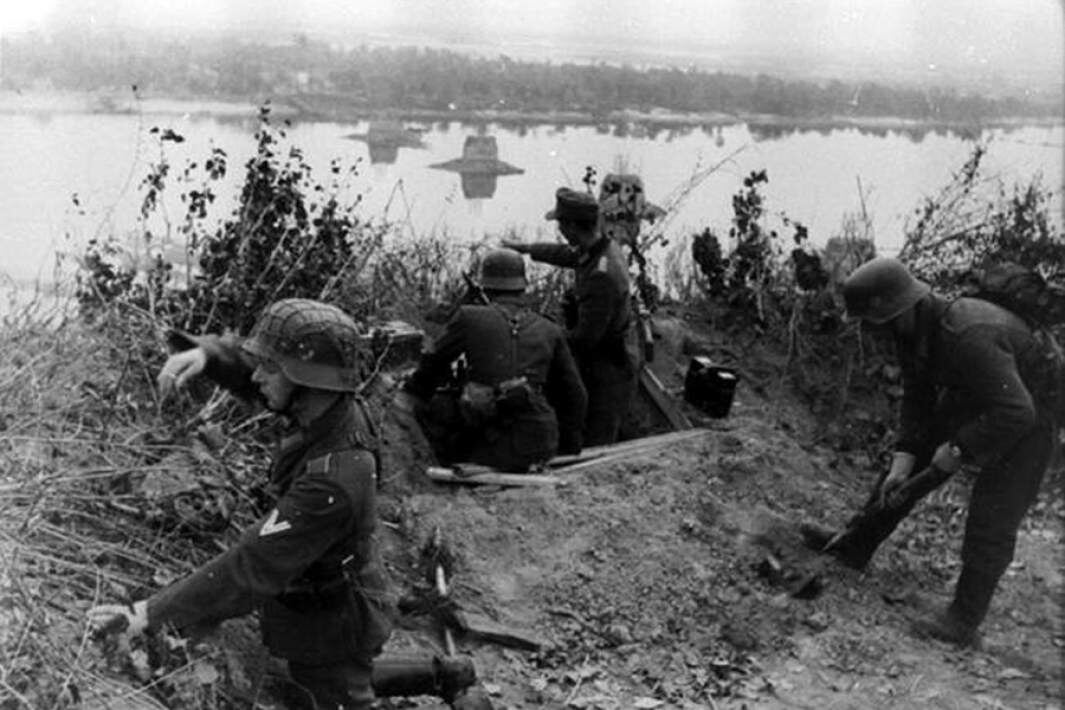 Немецкий расчет пулемета готовит огневую позицию на берегу Днепра. Фото: waralbum.ru