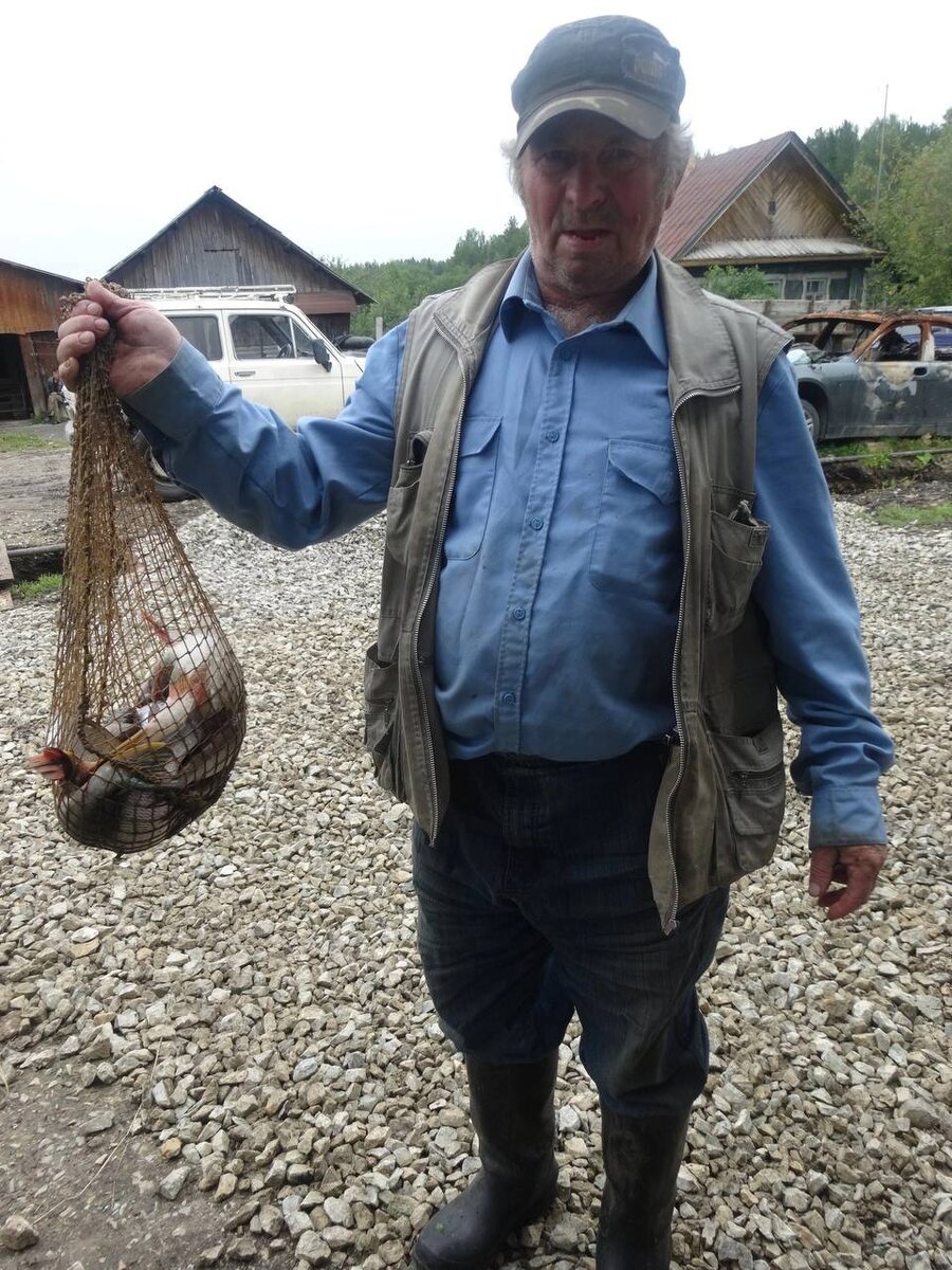 Дедушка после рыбалки