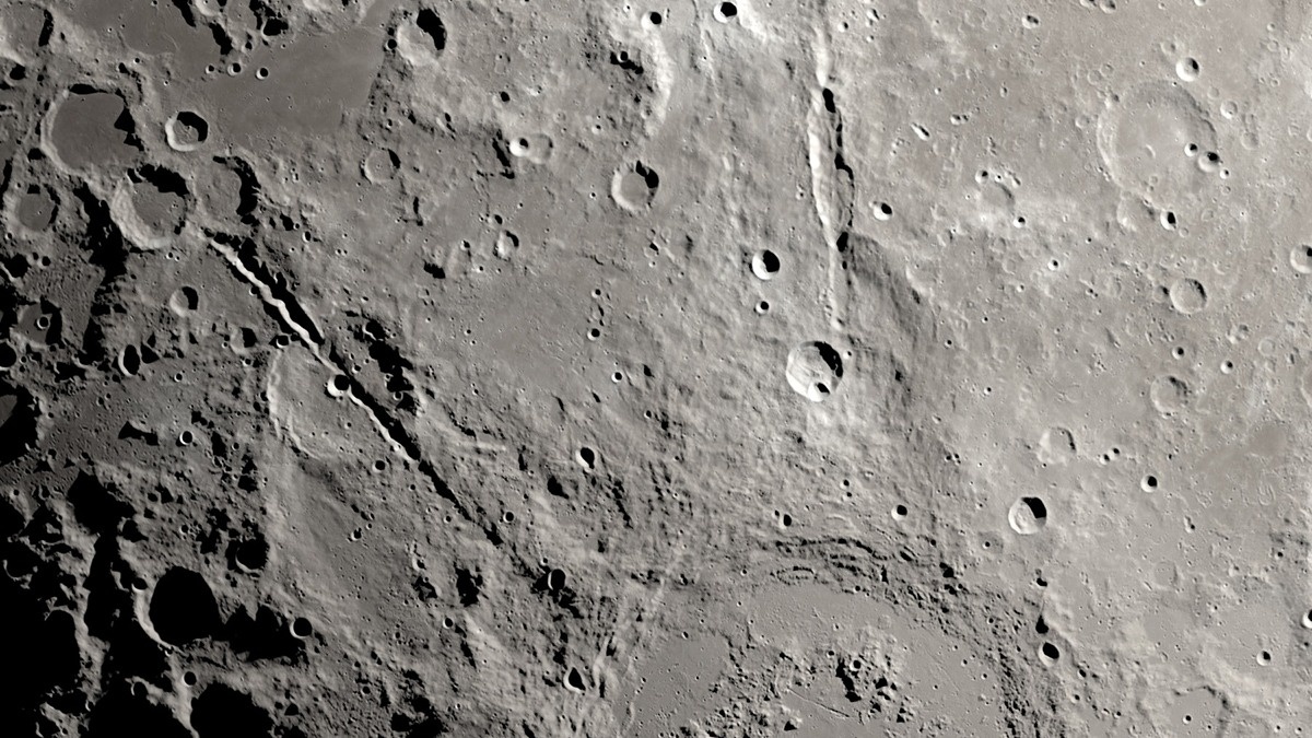 Обломки от образования бассейна Шредингера вырезали две долины с кратерами.    
 Источник: NASA / SVS / Ernie T. Wright  📷
